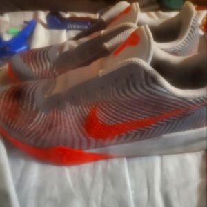 Nike KB mentality 2 wolf gray bright crimson
